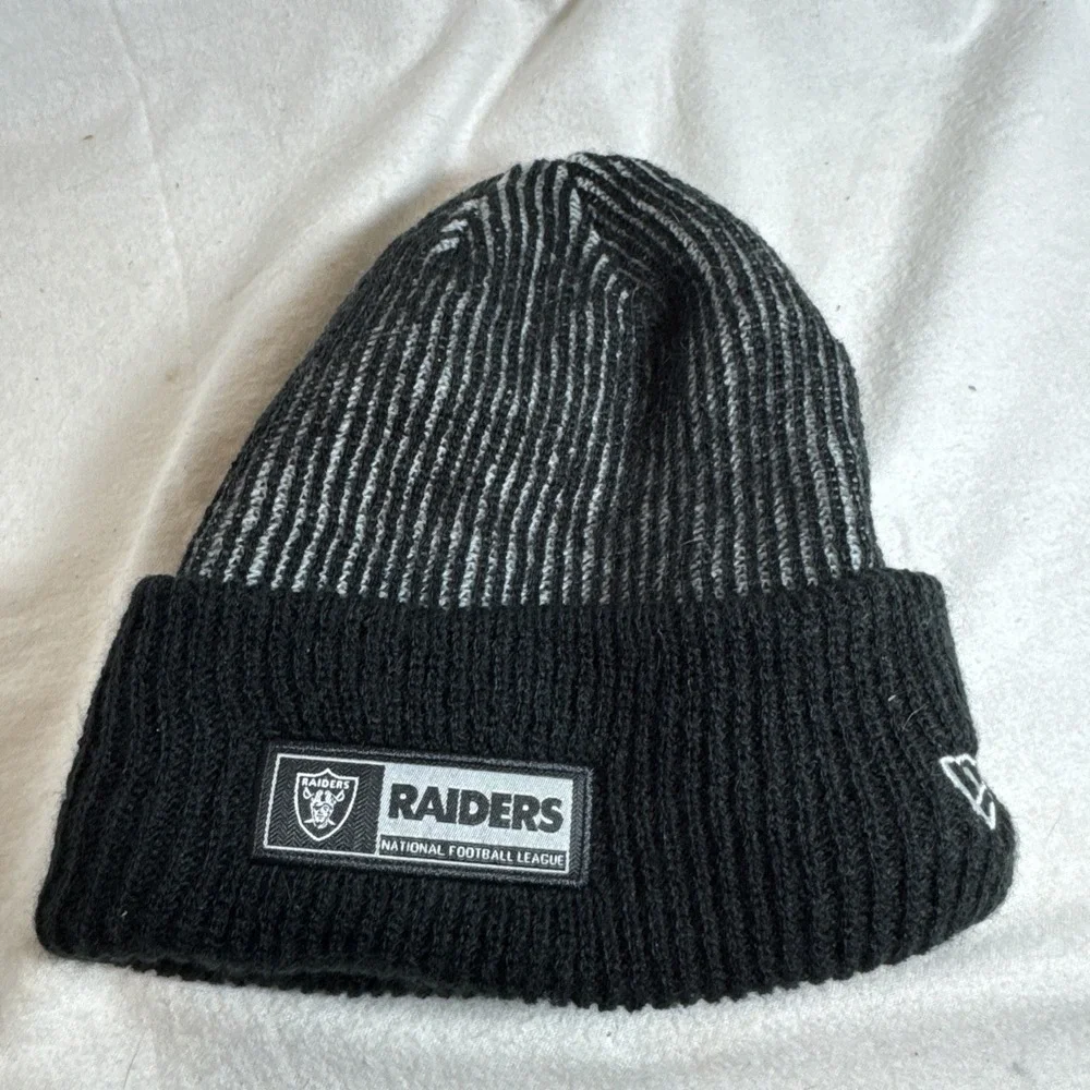 New Era Las‎ Vegas Raiders Knit Cuffed Beanie Winter Hat Cap Black Silver NFL